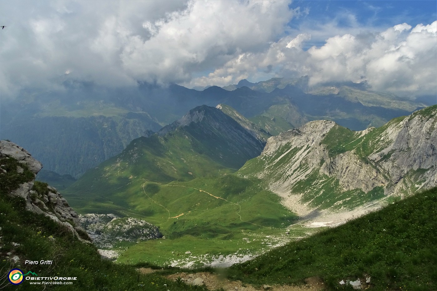 74 Discesa dalla Bocchetta di Corna Piana (2078 m) al Passo di Branchino (1821 m).JPG